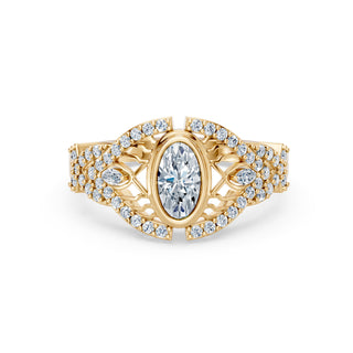 Corinne ring in yellow gold, close-up of the oval bezel and filigree detail