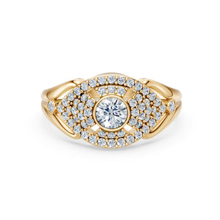 Isolde ring in yellow gold, close-up of the bezel-set centre stone