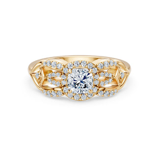Seraphine ring in yellow gold, close-up of the cushion centre stone