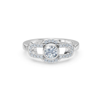 Vesper ring in white gold, close-up of the centre stone and pavé detail