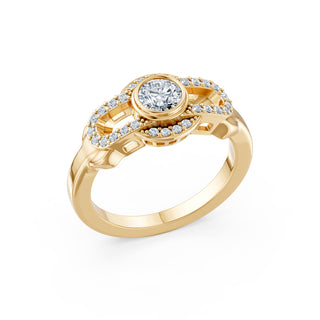 Vesper ring in yellow gold, angled view showing the interlocking pavé links