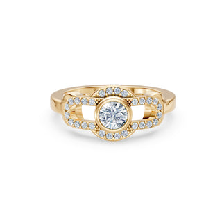 Vesper ring in yellow gold, close-up of the centre stone and pavé detail